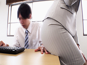 女上司は乳首がお好き！乳首いじりが大好きな女上司のチクハラ射精オフィス　ボクの女上司：さくらさん　サンプル画像04